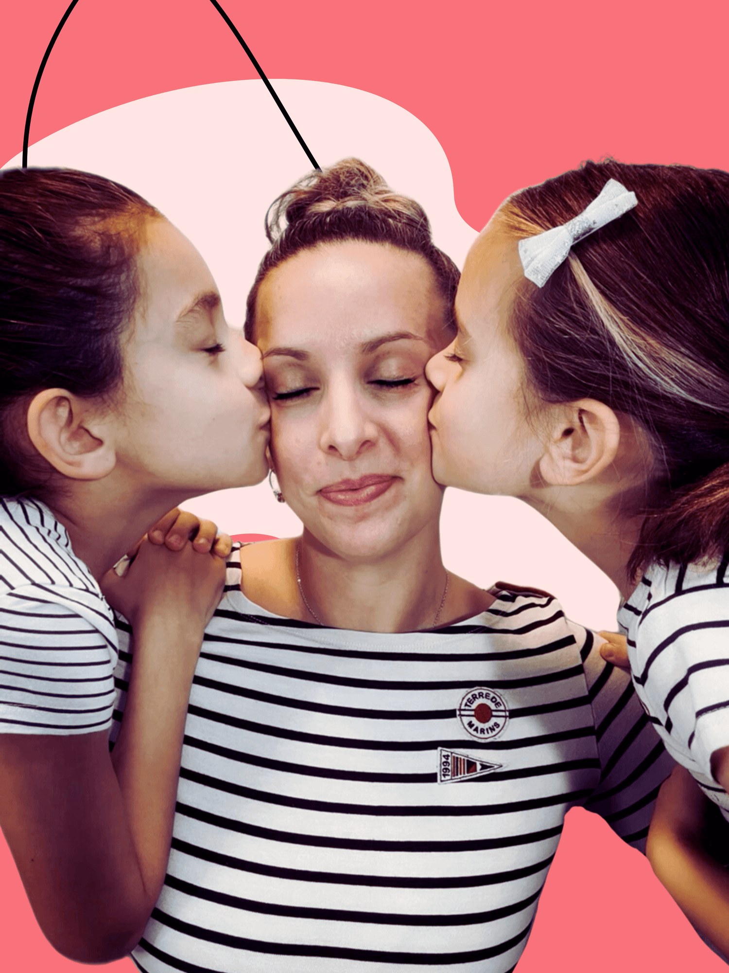 deux filles embrassant leur maman