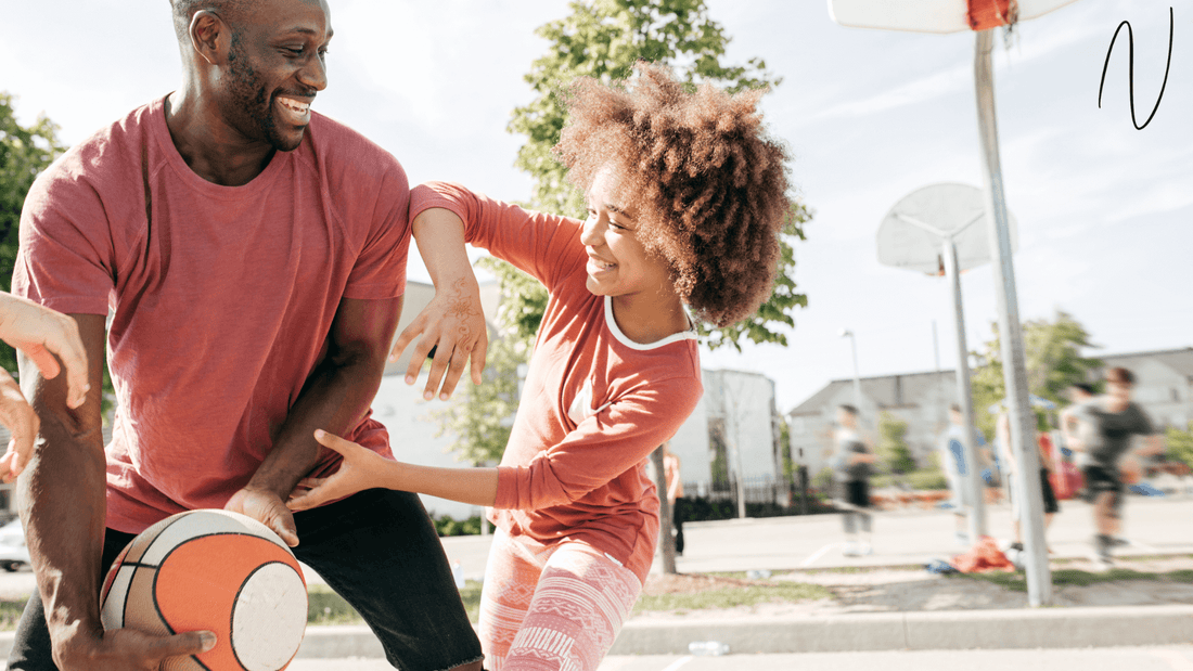 parler des premières règles un papa et sa fille complices jouant au basket