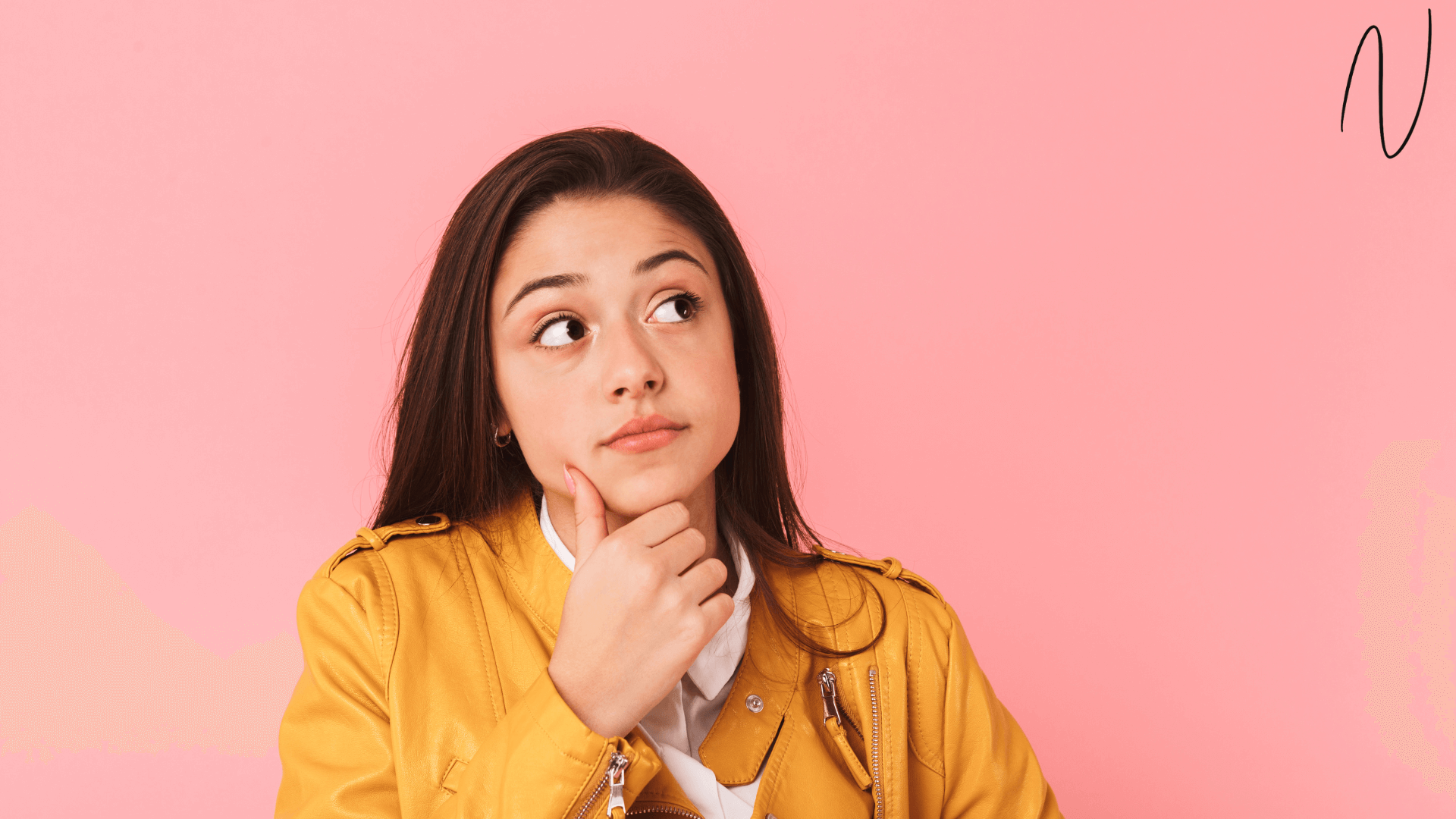 types de protections menstruelles jeune fille main sur le menton se posant des questions